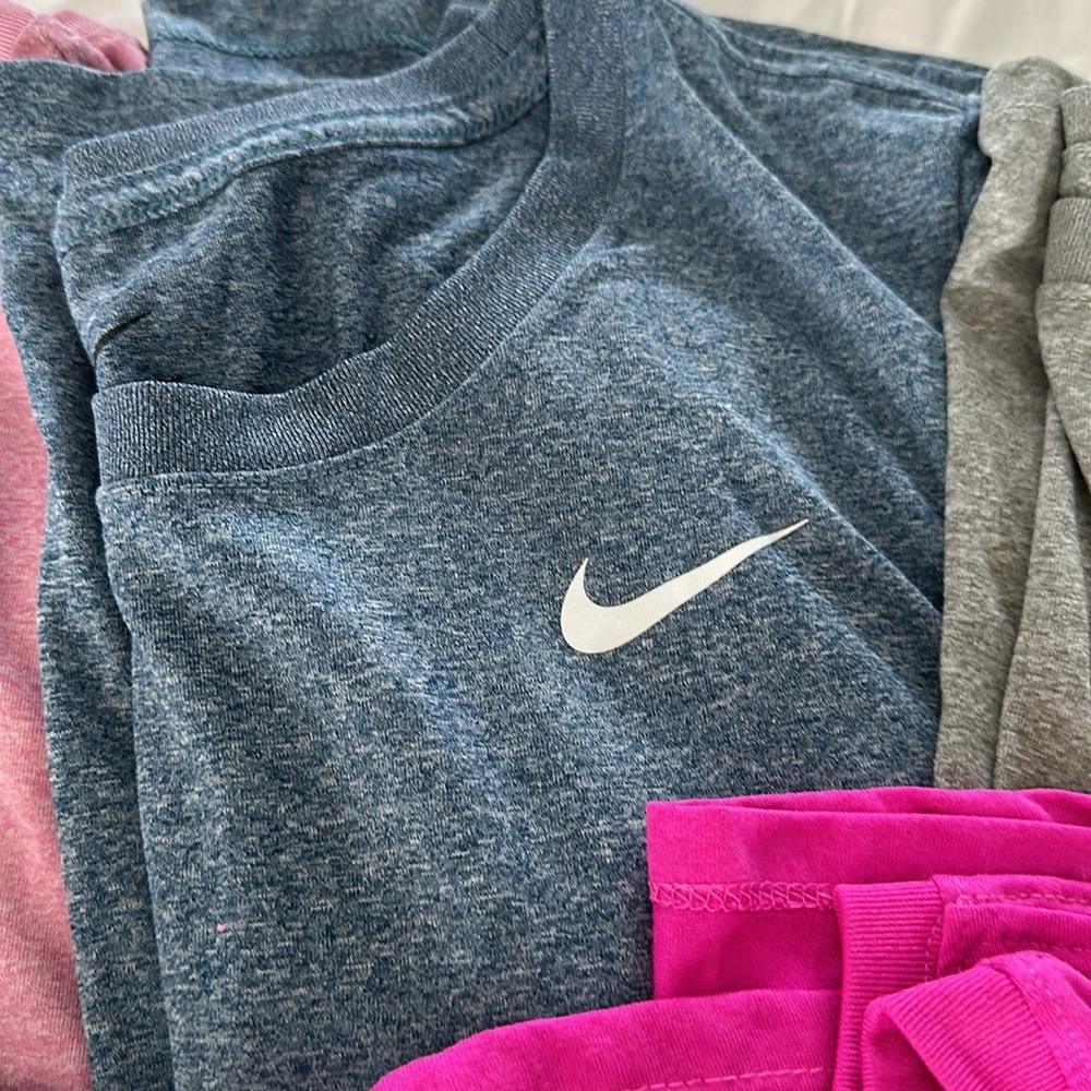 EUC bundle of 5 Nike Women’s Dri fit tees - Picture 5 of 6